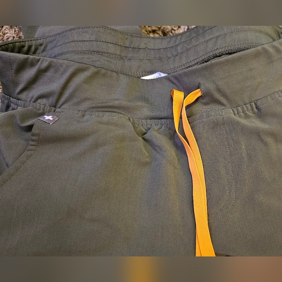 FIGS jogger scrub set - Picture 9 of 9